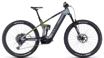Zu sehen ist ein graues Cube Stereo Hybrid 140 HPC TM E-Bike, mit olivegrünen Details.