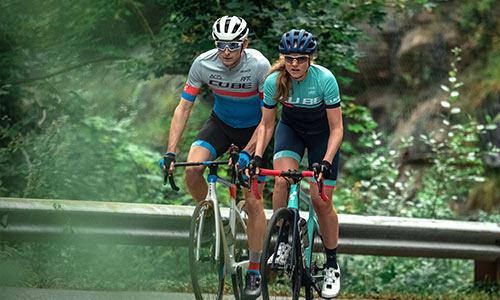 Mann und Frau fahren Cyclocross-Rennräder auf der Straße.