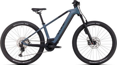 Zu sehen ist ein blaues Cube Reaction Hybrid Fahrrad.