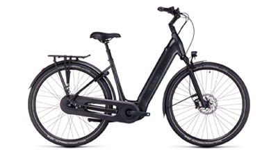 Zu sehen ist ein schwarzes Cube Supreme Hybrid Pro E-Bike, mit Tiefeinsteiger-Rahmen.