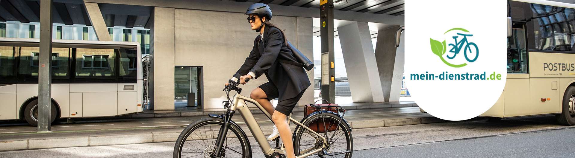 Eine Frau fährt mit ihrem goldenen E-Bike an einem Busbahnhof vorbei. Rechts daneben, ist das Logo von mein-dienstrad zu sehen.