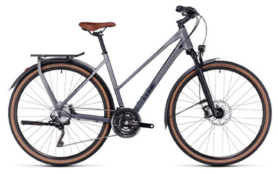 Cube Kathmandu Trekkingrad in Silber mit Trapezrahmen.