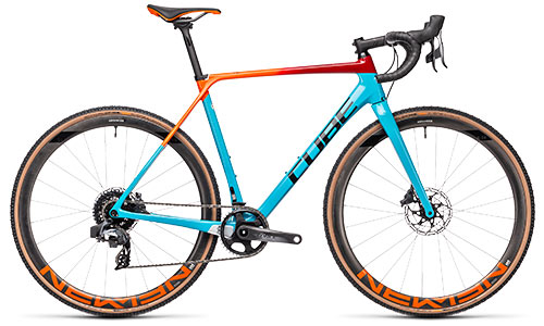 Cube Cyclocross Rennrad in Türkis mit rotem und orangem Oberrohr.