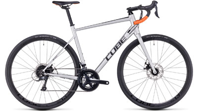 Cube Attain Pro Rennrad in Silber mit orangem Dropbar-Lenkergriff.