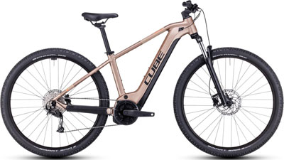 Zu sehen ist ein rosegoldenes Cube Reaction Hybrid Fahrrad.