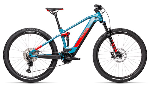 Zu sehen ist ein blaues Cube Stereo Hybrid 120 Race Fahrrad mit roten Details.