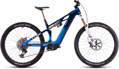 Zu sehen ist ein blaues Cube Stereo Hybrid ONE44 HPC AT E-Bike, mit weißen Details.