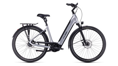 Zu sehen ist ein silbern Cube Supreme Hybrid EXC E-Bike, mit Tiefeinsteiger-Rahmen.