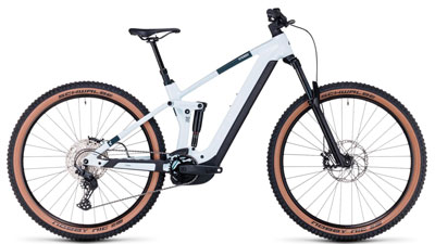 Zu sehen ist ein weißes Cube Stereo Hybrid 140 HPC Pro E-Bike, mit schwarzen Details.