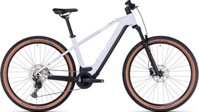 Zu sehen ist ein weißes Cube Reaction Hybrid Fahrrad.
