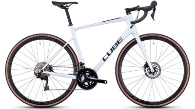 Cube Attain GTC Race Rennrad in Weiß.