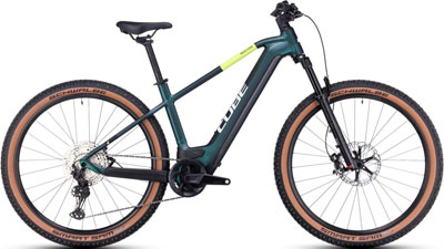 Zu sehen ist ein dunkel grünes Cube Reaction Hybrid Fahrrad mit neongelben Details.