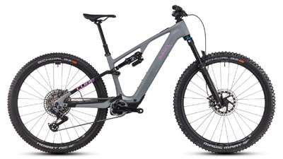 Zu sehen ist ein graues Cube AMS Hybrid Fahrrad, mit bunten Details.