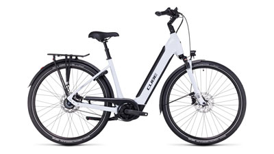 Zu sehen ist ein weißes Cube Supreme Hybrid EXC E-Bike, mit Tiefeinsteiger-Rahmen.