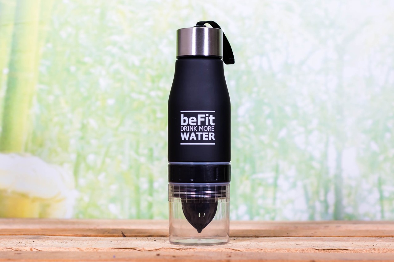 Trinkflasche mit Zitronenpresse & Fruchtbehälter 650ml Schwarz